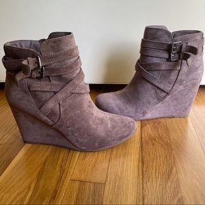 Madden Girl Viceroy Beige faux Suede Wedge Heel Ankle Boots NWOB 10